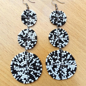 EN OFERTA Pendientes masai en blanco y negro, Pendientes tribales, Pendientes masai, Pendientes masai mara, Diseño de cuentas de cebra