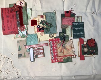 Op de afbeelding: Een verzameling decoratieve papieren labels en ephemera met kerstthema's. De items bevatten rode kaartjes, labels in vintage-stijl met tekst zoals 174 GATE ST. LONDON, hulstillustraties, kerststerren en diverse feestelijke patronen.