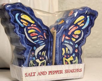 Juego de salero y pimentero de cerámica mexicana pintada a mano con forma de mariposa de Talavera.