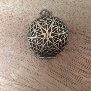 Naszyjnik z okrągłym filigranowym medalionem w stylu steampunk – antyczny mosiądz, medalion aromaterapeutyczny – wisior w stylu vintage z motywem koła pociągowego – prezent w formie medalionu ze zdjęciem