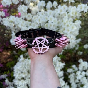 Gargantilla de pentagrama rosa y negro