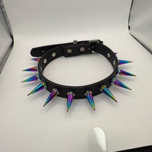 細いレインボースパイクチョーカー