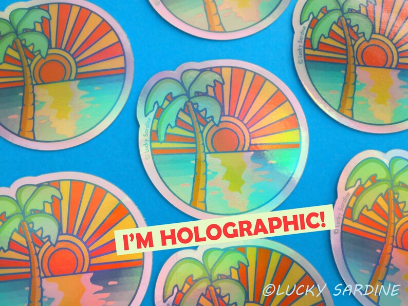 Puede incluir: Un conjunto de cinco pegatinas hologr&aacute;ficas con una silueta de palmera con una puesta de sol y una escena de oc&eacute;ano. Las pegatinas son redondas y tienen un borde blanco. El texto "I'M HOLOGRAPHIC!" est&aacute; escrito en rojo y blanco en la imagen. El texto "@LUCKY SARDINE" est&aacute; escrito en negro en la parte inferior de la imagen.