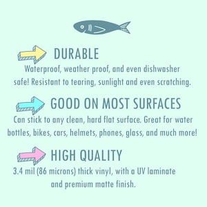 Peut inclure: Une illustration graphique d'un poisson avec trois fl&egrave;ches pointant vers la droite. Les fl&egrave;ches sont &eacute;tiquet&eacute;es "Durable", "Bon sur la plupart des surfaces" et "Haute qualit&eacute;". Le texte sous les fl&egrave;ches d&eacute;crit les caract&eacute;ristiques du produit. Le produit est imperm&eacute;able, r&eacute;sistant aux intemp&eacute;ries, passe au lave-vaisselle et r&eacute;siste aux d&eacute;chirures, &agrave; la lumi&egrave;re du soleil et aux rayures. Il peut &ecirc;tre coll&eacute; sur toute surface plane, propre et dure. Il est fabriqu&eacute; en vinyle &eacute;pais de 3,4 mil (86 microns) avec un laminage UV et une finition mate de qualit&eacute; sup&eacute;rieure.