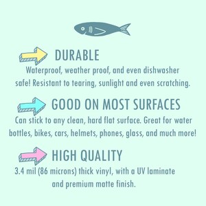 Puede incluir: Una ilustraci&oacute;n azul de un pez con una flecha amarilla apuntando hacia la derecha con el texto "DURABLE" encima. El texto debajo de la flecha dice "&iexcl;Impermeable, resistente a la intemperie e incluso al lavavajillas! Resistente al desgarro, a la luz solar e incluso a los ara&ntilde;azos." Una flecha azul apuntando hacia la derecha con el texto "BUENO EN LA MAYOR&Iacute;A DE LAS SUPERFICIES" encima. El texto debajo de la flecha dice "Se puede pegar a cualquier superficie limpia, dura y plana. &iexcl;Ideal para botellas de agua, bicicletas, coches, cascos, tel&eacute;fonos, vidrio y mucho m&aacute;s!" Una flecha rosa apuntando hacia la derecha con el texto "ALTA CALIDAD" encima. El texto debajo de la flecha dice "Vinilo grueso de 3,4 mil (86 micrones), con un laminado UV y un acabado mate de primera calidad."