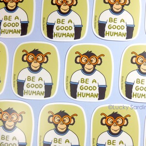 Puede incluir: Un conjunto de ocho pegatinas con un mono de dibujos animados que lleva gafas y una camiseta blanca con el texto "S&eacute; un buen humano". Las pegatinas est&aacute;n impresas sobre un fondo blanco con un borde verde.