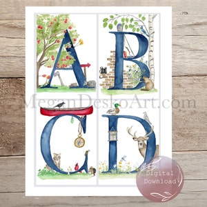 Peut inclure: Une illustration aquarelle des lettres A, B, C et D, chacune avec un design sur le thème de la nature. Les lettres sont bleues et entourées de divers animaux, plantes et objets, tels qu'un cardinal rouge, un cerf, un canoë et une boussole.