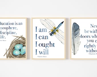Puede incluir: Juego de tres láminas artísticas enmarcadas con citas inspiradoras en texto azul. Las láminas presentan ilustraciones en acuarela de un nido de pájaro con huevos, una libélula y una pluma. Las citas se atribuyen a Charlotte Mason.
