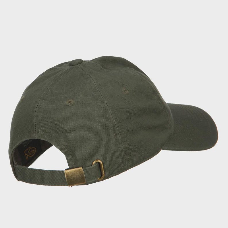 K&ouml;nnte beinhalten: Olivgr&uuml;ne Baseballkappe mit gebogenem Schirm und verstellbarem Riemen. Sie hat einen Metallverschluss und ein kleines Logo. Die Kappe ist aus strapazierf&auml;higem Stoff gefertigt.