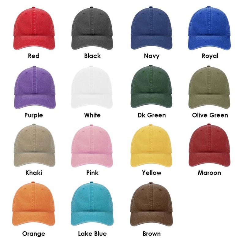 K&ouml;nnte beinhalten: Eine Sammlung von Baseballkappen in verschiedenen Farben, darunter Rot, Schwarz, Marineblau, K&ouml;nigsblau, Lila, Wei&szlig;, Dunkelgr&uuml;n, Olivgr&uuml;n, Khaki, Rosa, Gelb, Kastanienbraun, Orange, Seeblau und Braun. Jede Kappe hat einen gebogenen Schirm und einen verstellbaren Riemen.