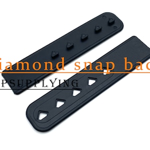 Può includere: Due chiusure a pressione in plastica nera. Una chiusura ha una fila di cinque bottoni a pressione a forma di diamante. L'altra chiusura ha quattro tagli a forma di diamante.  Diamond snap back. CAPSUPPLYING
