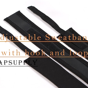 Puede incluir: Tres diademas negras ajustables con cierre de velcro. El texto "Adjustable Sweatband with hook and loop" y "CAPSUPPLY" está impreso en las diademas.