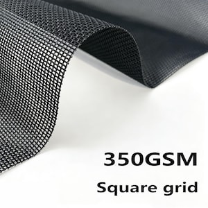 Pode incluir: Um tecido de malha preta com um padrão de grade quadrada. O material está rotulado como 350GSM. O tecido é exibido com uma dobra curva, destacando a estrutura de trama aberta e o design geométrico de grade consistente e repetitivo.