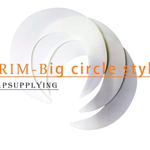 Può includere: Tre teschi di cappello in plastica bianca in stile circolare, etichettati "BRIM-Big circle style" e "CAPSUPPLYING".