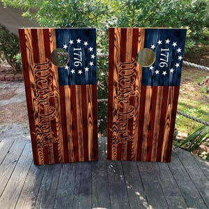 Wir, die Leute 1776 Amerikanische Flagge Cornhole Wraps - Gebranntes Holz Vaterländische Vinylhaut --- Wasserdichte Abziehbilder