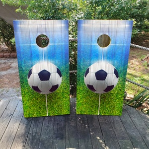 WASSERDICHTE & NICHT VERBLASENDE Cornhole Board Wraps - Fußballplatz - Laminiert / Einfach anzubringen / Paar Cornhole Felle / Aufkleber / Sport