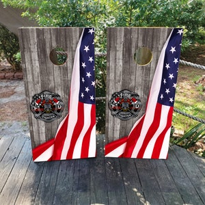 Envolturas para tableros de Cornhole resistentes al agua y a la decoloración - Diseño de bombero con bandera estadounidense - Fáciles de instalar, resistentes a la intemperie, laminadas, con veta de madera
