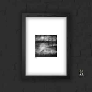 Puede incluir: Impresión artística en blanco y negro enmarcada. La obra representa un paisaje minimalista con una masa de agua, estructuras silueteadas y hierba alta. La impresión está en un marco negro con un passe-partout blanco.