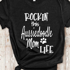 Camiseta Rockin This Life Aussiedoodle Mom Presentes para donos de cachorros Aussiedoodle - Camiseta engraçada Aussiedoodle Presentes para pais de animais de estimação Aussiedoodle