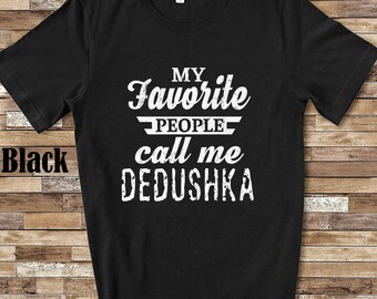 Puede incluir: Camiseta negra con texto blanco que dice "Mis personas favoritas me llaman Dedushka".