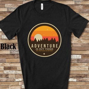 Adventure is Out There But So Are Bugs Lustiges Camping-T-Shirt, langärmliges T-Shirt, Sweatshirt, Tank-Top-Jugend-Shirt für Männer, Frauen, Mädchen oder Jungen