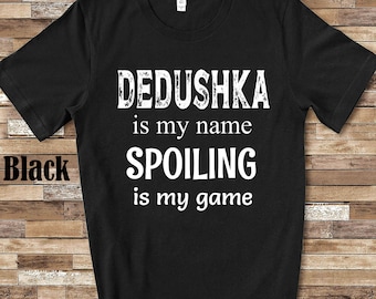 Puede incluir: Camiseta negra con texto blanco que dice "Dedushka is my name Spoiling is my game".