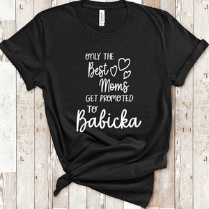 Puede incluir: Camiseta negra con texto blanco que dice "Only the best Moms get promoted to Babicka".