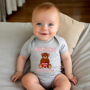 Body, camiseta o camisa para bebé con el nombre "Babicka Loves Me", diseño de oso de abuela, regalo para abuela eslovaca o anuncio de embarazo