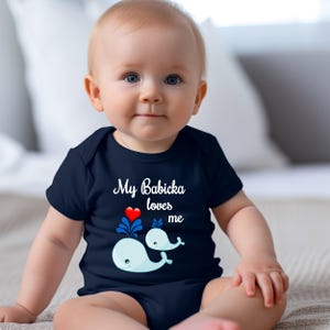 Body, camiseta o camisa para bebé con la frase "Babicka Loves Me" (ballena). Regalo para abuela eslovaca o anuncio de embarazo.
