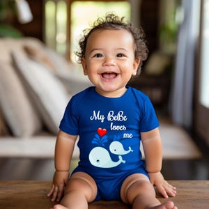BeBe Loves Me かわいいクジラ柄ベビーボディスーツ、Tシャツ、または幼児用シャツ。おばあちゃんへの特別なギフト、または妊娠発表にぴったり。