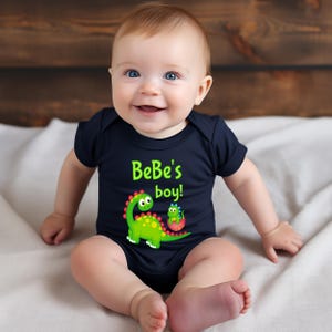 BeBeの男の子用かわいいおばあちゃんの名前入り恐竜ベビーボディスーツ、Tシャツ、または幼児用シャツ。特別なおばあちゃんへの贈り物や妊娠発表に最適です。
