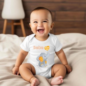 ベベは私を愛している かわいいおばあちゃんの名前はゾウ ベビーボディスーツ、Tシャツ、または幼児用シャツ 特別なおばあちゃんへの贈り物、または妊娠発表