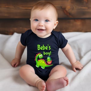 Bebe's Boy かわいいおばあちゃんの名前入り恐竜ベビーボディスーツ、Tシャツ、または幼児用シャツ。特別なおばあちゃんへの贈り物や妊娠発表に最適です。