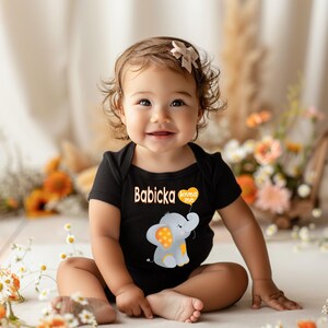 Body, camiseta o camisa para bebé con el nombre de la abuela "Babicka me ama", diseño de elefante, ideal como regalo para abuela eslovaca o para revelar el embarazo.