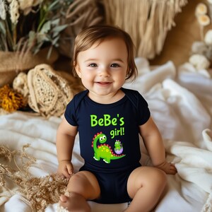 BeBe's Girl かわいいおばあちゃんの名前入り恐竜ベビーボディスーツ、Tシャツ、または幼児用シャツ。特別なおばあちゃんへの贈り物や妊娠発表に最適です。