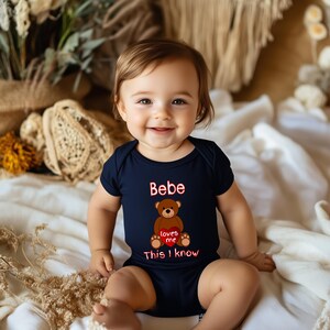 ベベは私を愛している かわいいおばあちゃんの名前入りクマのベビーボディスーツ、Tシャツ、または幼児用シャツ 特別なおばあちゃんへの贈り物、または妊娠発表