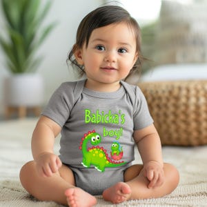 Body, camiseta o camisa para bebé con el nombre de la abuela de Babicka, ideal como regalo para una abuela eslovaca o para anunciar un embarazo.