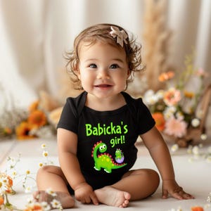 Body, camiseta o camisa de bebé con nombre de abuela de dinosaurio para niña de Babicka, ideal como regalo para una abuela eslovaca o para anunciar un embarazo.