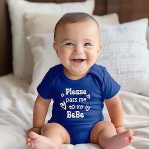 Pass Me To BeBe かわいいおばあちゃんベビーボディスーツ、Tシャツ、または幼児用シャツ。おばあちゃんへの特別なギフト、または妊娠のお知らせ。