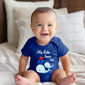 Bebe Loves Me かわいいクジラ柄ベビーボディスーツ、Tシャツ、または幼児用シャツ。おばあちゃんへの特別なギフト、または妊娠発表のお知らせに。