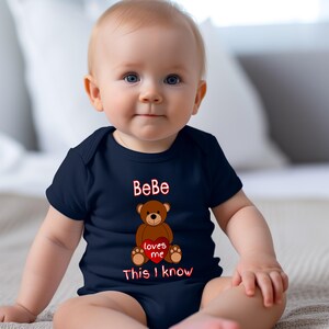 BeBe Loves Me かわいいおばあちゃんベアのベビーボディスーツ、Tシャツ、または幼児用シャツ。特別な祖母への贈り物、または妊娠発表に最適です。