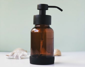 Dispenser di sapone schiumogeno in vetro ambrato: manicotto in silicone nero, pompa in metallo (8,5 oz)