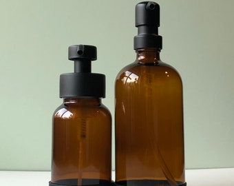 SET DISPENSER AMBRA - Un dispenser di sapone schiumogeno da 8 once per sapone schiumogeno per le mani abbinato a un normale dispenser di sapone da 16 once per detersivo per piatti