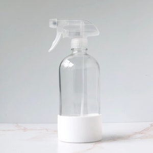Botella pulverizadora de vidrio transparente: 473 ml con funda de silicona White