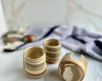 Ręcznie robiony ceramiczny pojemnik na gąbki w kropki: wzór toczony na kole