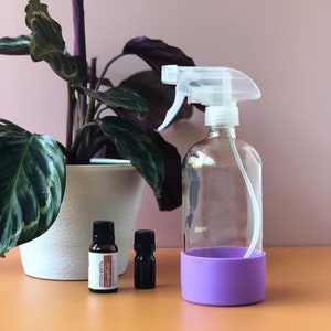 Botella pulverizadora de vidrio transparente: 473 ml con funda de silicona Lavender Field