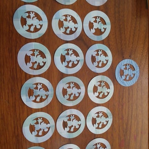 Enfeites para scrapbooking do Mickey, decorações, tons de azul na frente (voltado para a esquerda); branco no verso (voltado para a direita); 1 1/2 polegadas de diâmetro