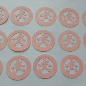 Mickey Scrap Boek Versieringen; Roze Reeks van 23 (waarvan zes een perforatielijn bij de bodem tonen - foto; 1 en een halve duim in diameter
