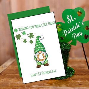 Biglietto digitale Happy St Patrick's Day. Ti auguro buona fortuna irlandese oggi, simpatico gnomo con in mano un ferro di cavallo. Scarica il biglietto d'auguri stampabile