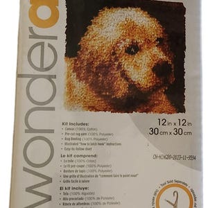Peut inclure: Kit de point noué avec un motif de chiot. Le kit comprend une toile, du fil à tapis pré-coupé et des instructions. Le tapis fini mesurera 30 cm sur 30 cm.